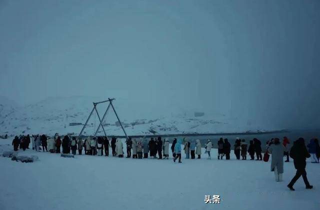 在世界尽头排长队坐最孤独秋千尊龙AG网站中国人北极圈春运(图6)