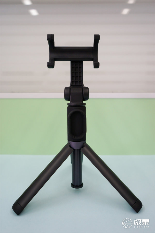 拍杆蓝牙操控还能客串三脚架尊龙凯时带遥控器的小米自(图2)