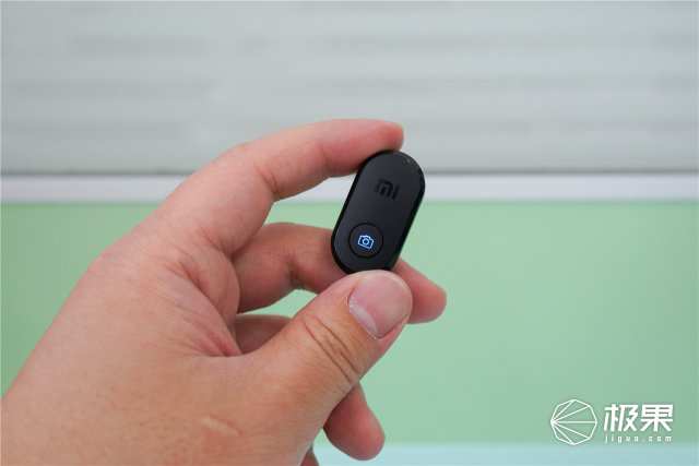 拍杆蓝牙操控还能客串三脚架尊龙凯时带遥控器的小米自(图3)